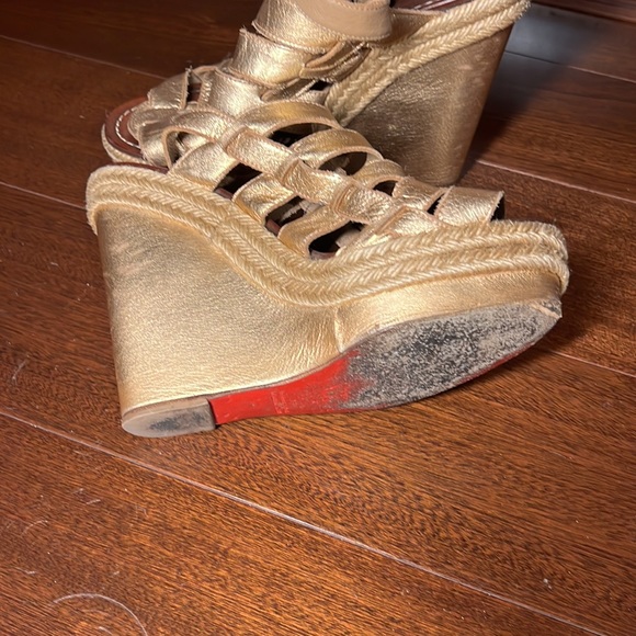 Christian Louboutin's gold wedge - Picture 4 of 4